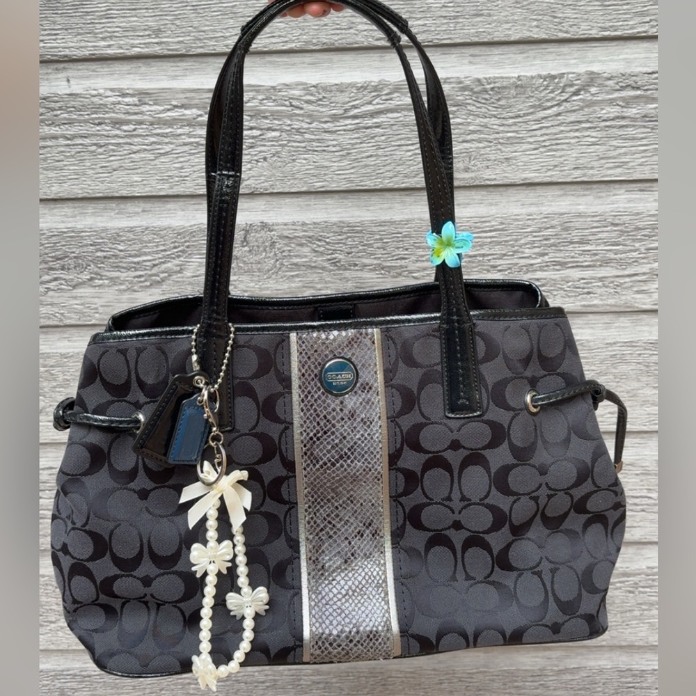 Elegant Black Coach Women's Bag - Picture 1 of 9